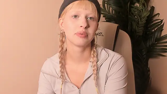 TieraSavell online show from February 28, 12:04 pm