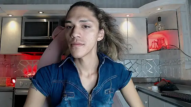 CrisOzzz online show from March 23, 6:03 pm