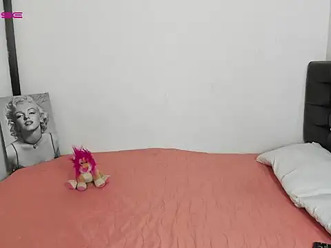 LatinaQueen23 online show from March 19, 1:37 pm