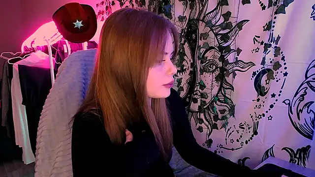 FrancesMiller7 online show from March 4, 11:17 am