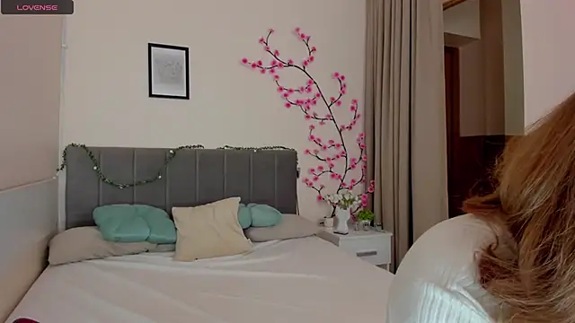 DellaRows online show from March 25, 7:00 am