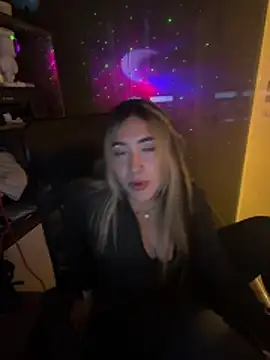 ManuelaVeeleez online show from April 11, 7:45 am