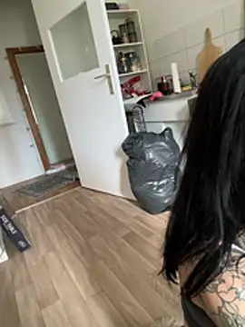 SkinnyLilly online show from June 3, 4:34 pm