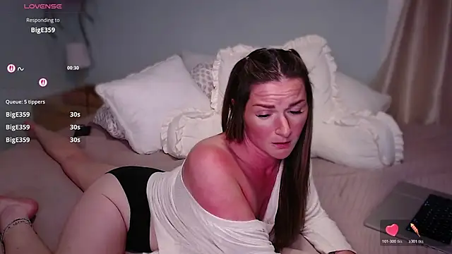 WickedWifeXO online show from June 8, 1:28 am