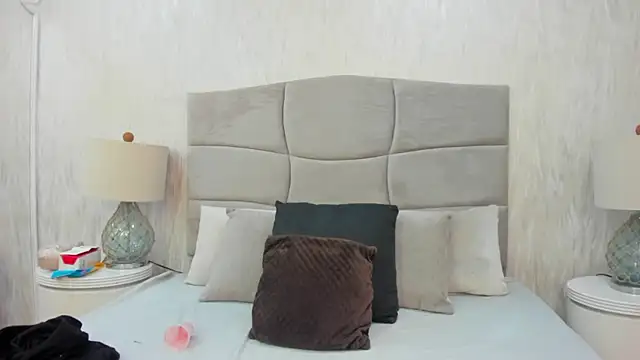 CynthiaMore online show from April 27, 2:14 pm