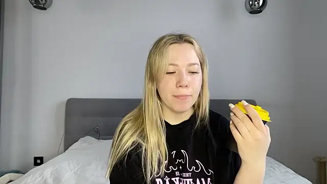 alyrasun online show from April 15, 6:14 am