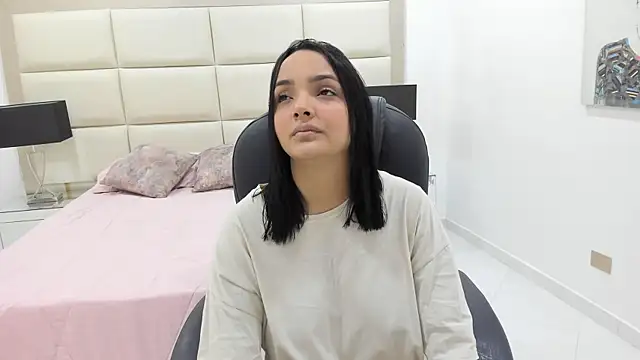 Chloelarsons online show from April 18, 1:19 am