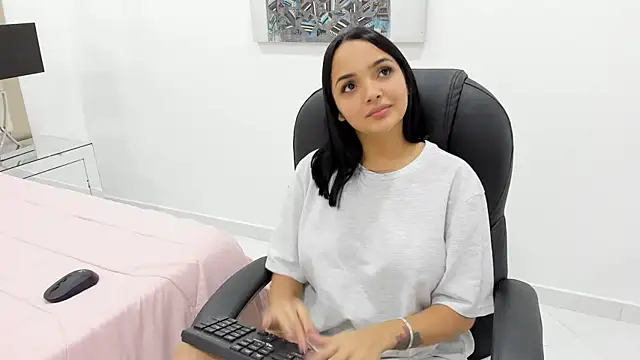 Chloelarsons online show from April 12, 6:00 pm