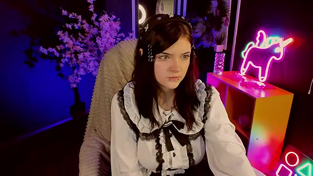 EsterTwilight online show from April 29, 4:20 pm