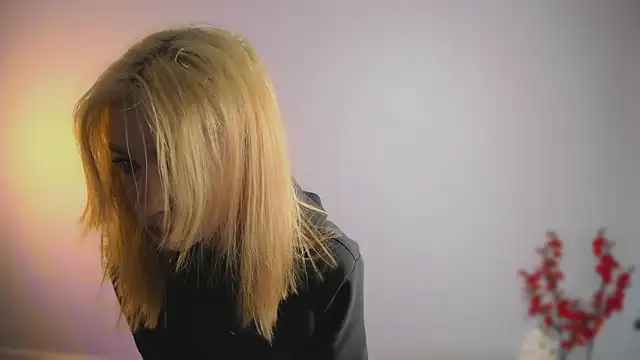 August female online show from March 25, 1:58 pm