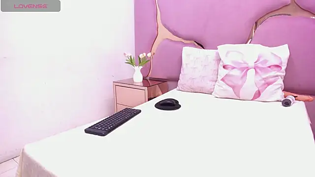 LaurendPink online show from April 7, 1:57 pm