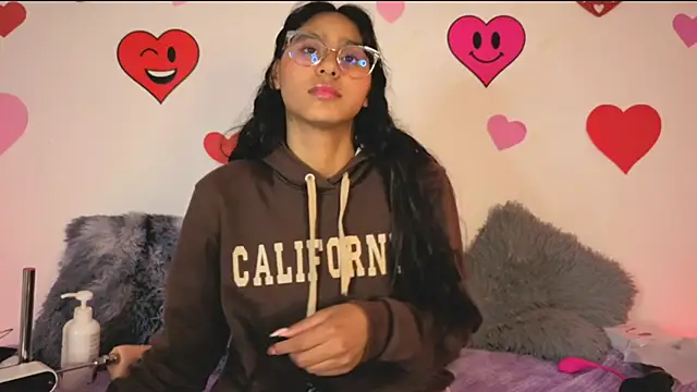 PaulaCutexs online show from March 22, 8:20 am