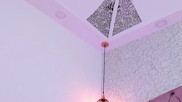 saraa joness  online show from April 17, 9:50 pm