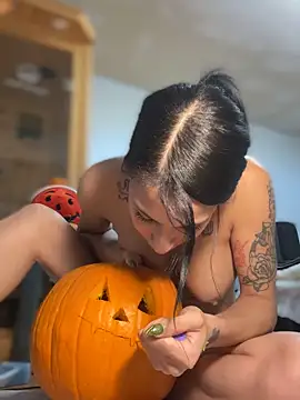 Snapshot of FerrariFrench chatting on October 17, 6:27 am FerrariFrench online show from October 17, 6:27 am