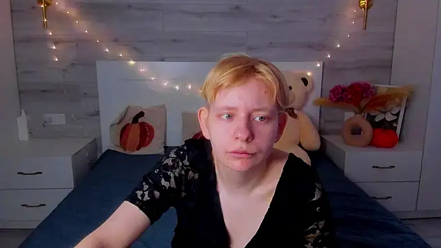 EloraBlu online show from March 13, 11:55 am