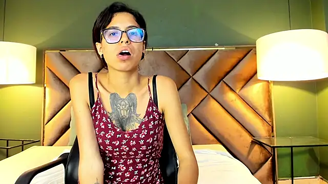 Emily Lopera online show from June 20, 2:15 am