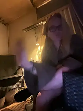 LizzieZ1975 online show from June 25, 11:17 pm