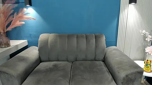 violetandrade online show from April 18, 7:11 am