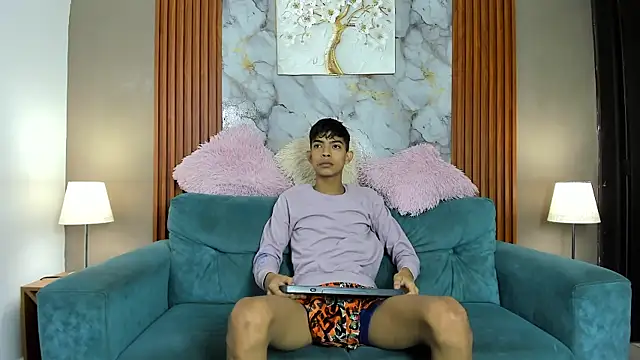 PINKY BOYS1 online show from April 1, 1:34 pm