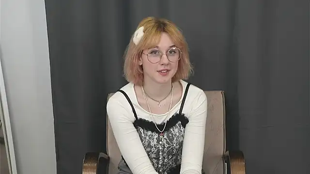 JuleeDutil online show from March 24, 5:02 am