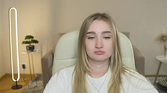 VioletteClaire online show from April 3, 8:45 am