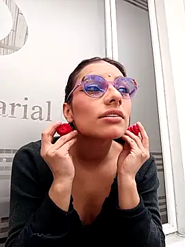 ValeAlvarez  online show from April 22, 4:26 pm