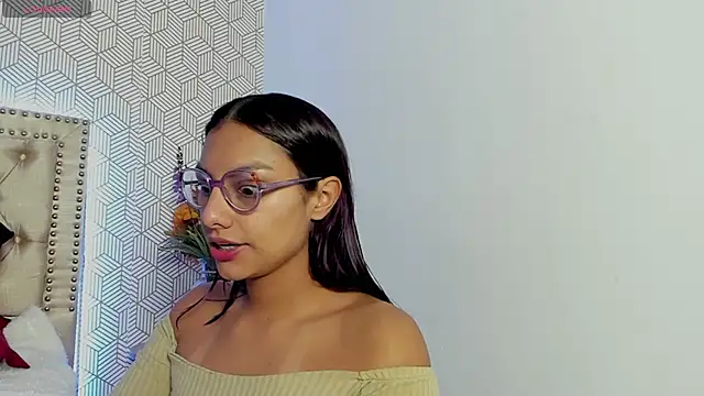 ValeAlvarez  online show from April 24, 6:33 pm
