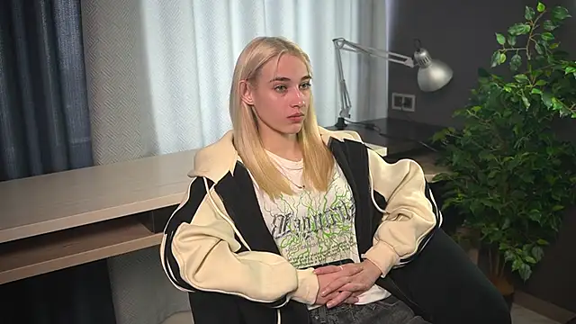 CandiRosato online show from March 28, 4:12 am