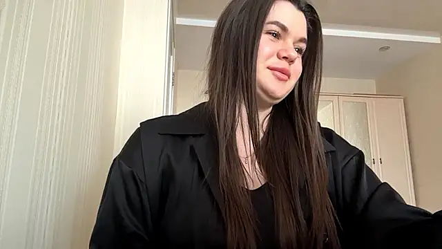 elaracuttie online show from March 28, 1:21 pm