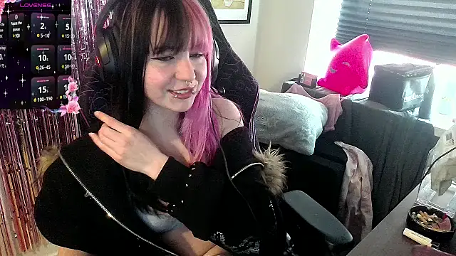 CutieTracer online show from April 26, 1:42 pm