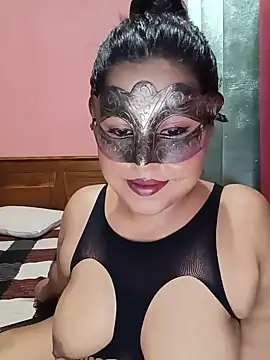 Maskedcurves online show from June 27, 9:43 am