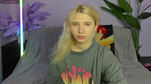 Kitty Blondie online show from April 6, 2:22 am