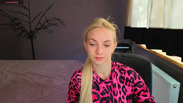 SonnySofia online show from May 5, 5:54 am