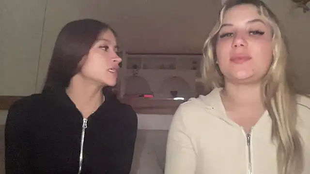 sophiehot69 online show from April 7, 9:39 pm