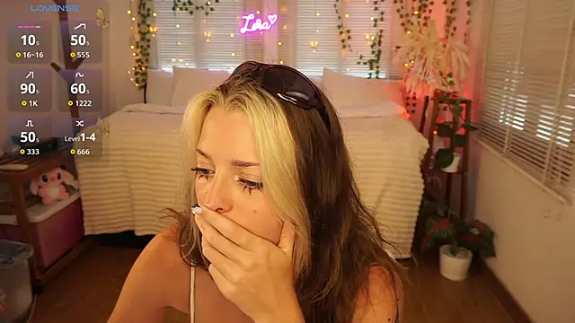 LoraDollie online show from May 29, 4:54 am
