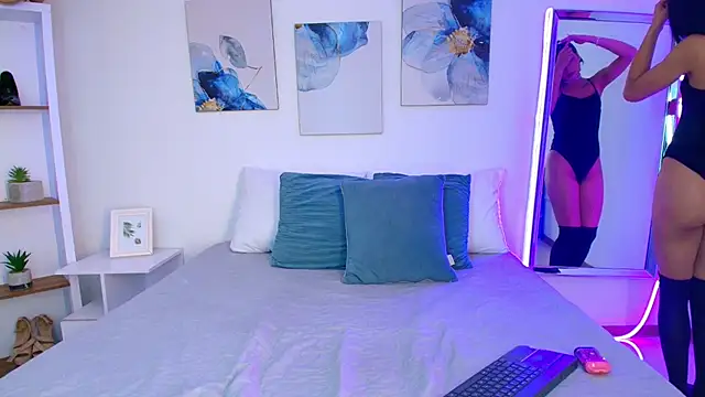 dhalia lux  online show from May 13, 2:06 am