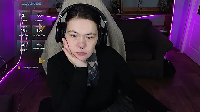 QwertyAnnie Lbo online show from April 17, 1:30 am