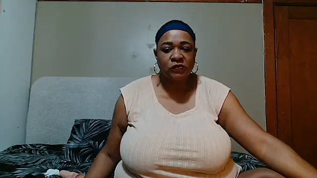 BUSTYQUEEN56  online show from June 20, 7:17 pm