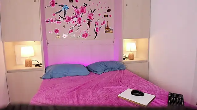 TaylorBloom online show from April 20, 6:11 pm