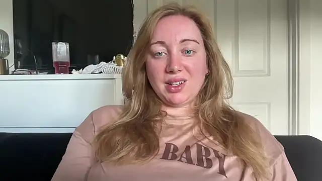 arielsweetieee online show from June 9, 7:52 am