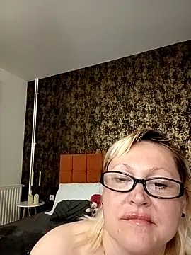 I amVeronicle online show from April 24, 12:52 pm