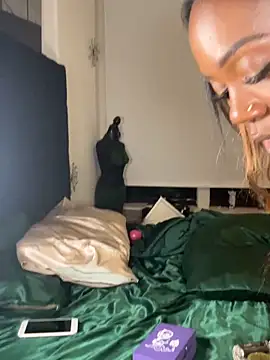 IvyLuxxxe online show from May 17, 7:29 am