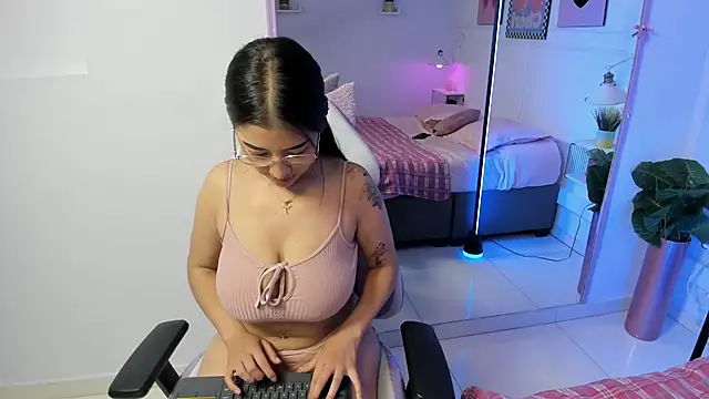 Sharon Adamss online show from June 4, 7:40 pm