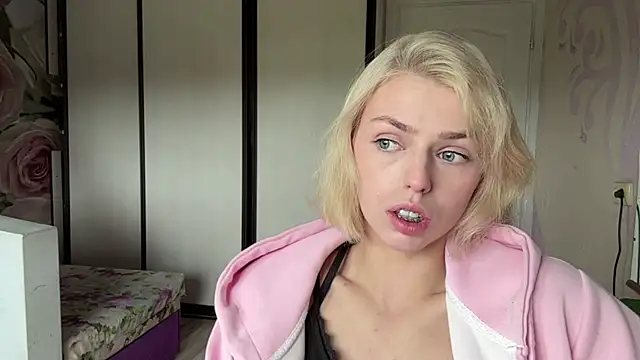ScarlettRosy online show from June 17, 4:14 am