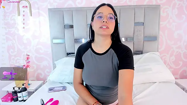 AnnieVanegas online show from July 1, 5:18 am