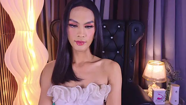Estella Hilton online show from August 9, 1:04 pm