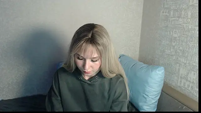 polly holyy online show from May 23, 10:35 am