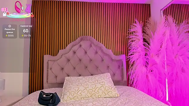 CleoFoxxx  online show from July 7, 8:00 pm