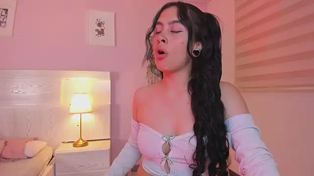 Kimdyy  online show from June 15, 7:25 pm