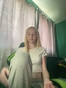 Glowing Manny Riah online show from May 24, 5:45 pm